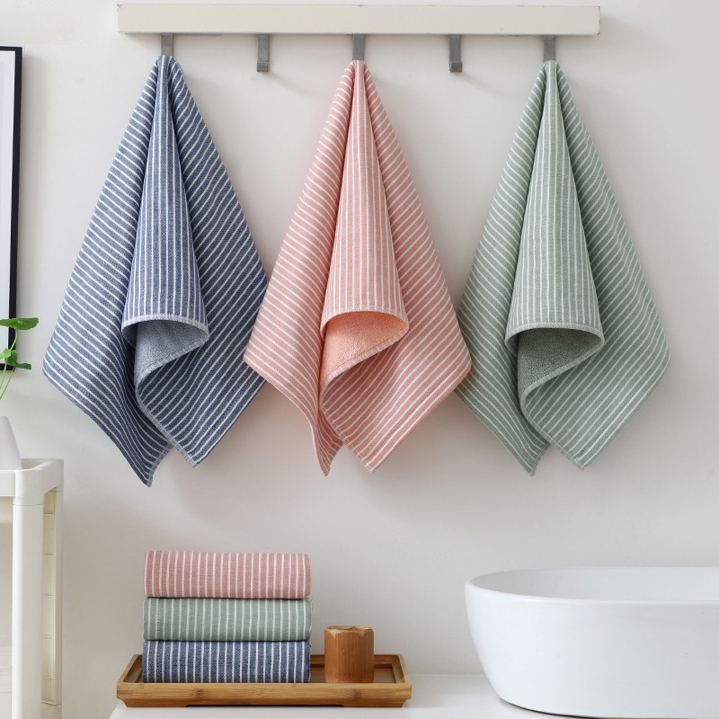 100% pamut törölközők készlet: arc- és fürdő törölközők csíkos mintával, 32s fonal, szegélyvarrás, tömeg 100–120 g