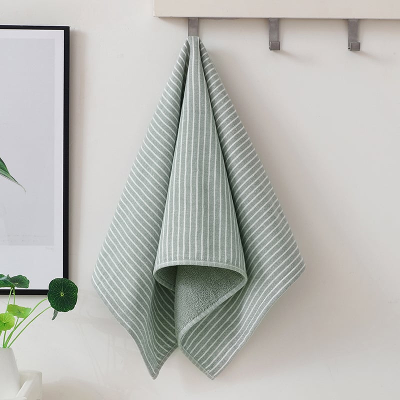 100% pamut törölközők készlet: arc- és fürdő törölközők csíkos mintával, 32s fonal, szegélyvarrás, tömeg 100–120 g