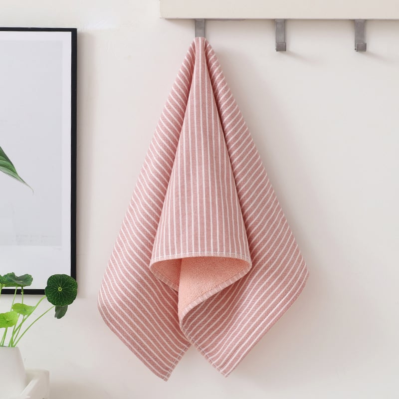 100% pamut törölközők készlet: arc- és fürdő törölközők csíkos mintával, 32s fonal, szegélyvarrás, tömeg 100–120 g