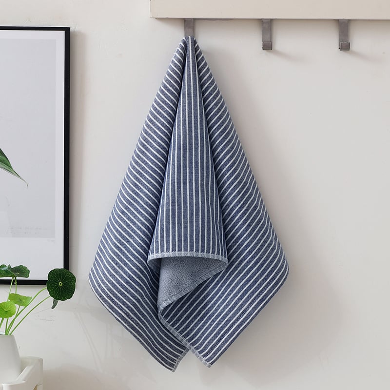 100% pamut törölközők készlet: arc- és fürdő törölközők csíkos mintával, 32s fonal, szegélyvarrás, tömeg 100–120 g