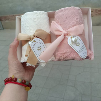 Esküvői ajándéktörölköző géz anyagban díszdobozban, 70 g, jacquard, logónyomtatás lehetséges