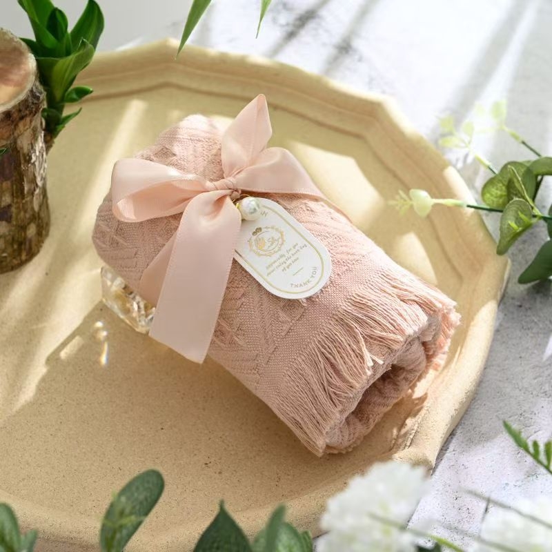 Esküvői ajándéktörölköző géz anyagban díszdobozban, 70 g, jacquard, logónyomtatás lehetséges