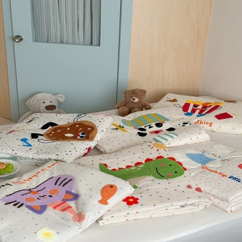 Kūdikio medvilninė dviejų sluoksnių antklodė su siuvinėjimu, Santai antibakterinis pluoštas, reaktyvus spausdinimas ir dažymas, svoris 1,25–1,5 kg