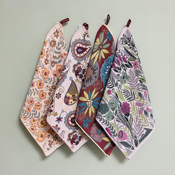 Ručnici i zavjesa za tuš s floralnim motivom, upijaju vodu, za kućnu upotrebu.