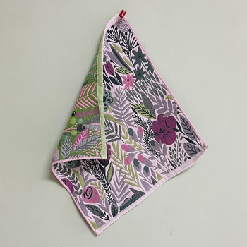 Ručnici i zavjesa za tuš s floralnim motivom, upijaju vodu, za kućnu upotrebu.