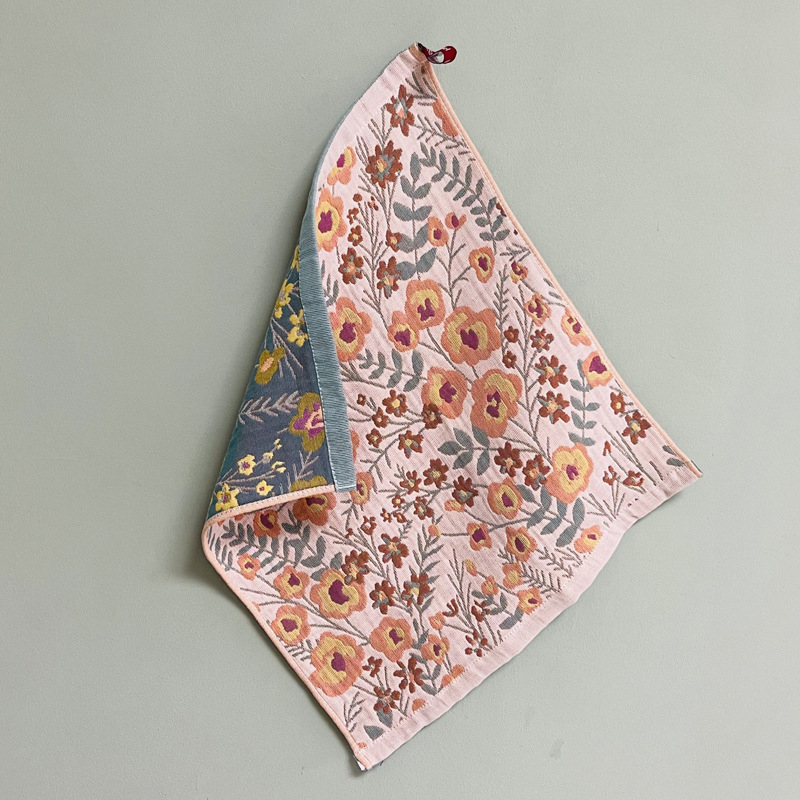 Ručnici i zavjesa za tuš s floralnim motivom, upijaju vodu, za kućnu upotrebu.