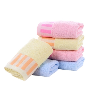 Prosop din bumbac cu jacquard în formă de taste de pian, gros și moale; Material: poliester-bumbac; Greutate: 80-100 g; Compoziția: bumbac.