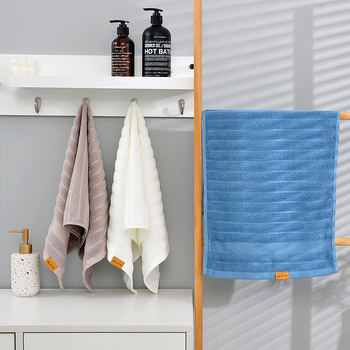3-djelni set ručnika od 100% pamuka s izvezenim logom: ručnik za lice 34×74 cm, ručnik za tijelo 70×140 cm; 32S vlakno, 100–120 g/m²