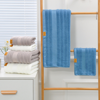 3-djelni set ručnika od 100% pamuka s izvezenim logom: ručnik za lice 34×74 cm, ručnik za tijelo 70×140 cm; 32S vlakno, 100–120 g/m²