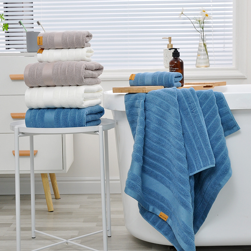 3-djelni set ručnika od 100% pamuka s izvezenim logom: ručnik za lice 34×74 cm, ručnik za tijelo 70×140 cm; 32S vlakno, 100–120 g/m²