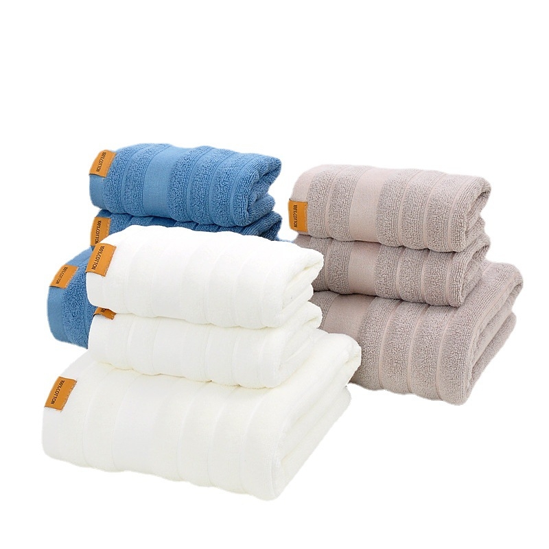 3-djelni set ručnika od 100% pamuka s izvezenim logom: ručnik za lice 34×74 cm, ručnik za tijelo 70×140 cm; 32S vlakno, 100–120 g/m²