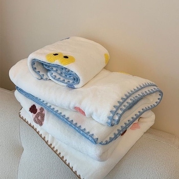 Set od dva ručnika za kupanje od mikrovlakana, upijajući, brzo se sušeći, bez dlačica, 300–400 g, s rubom zašivenim.