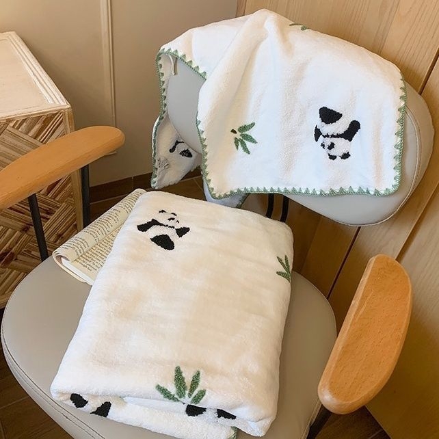 Set od dva ručnika za kupanje od mikrovlakana, upijajući, brzo se sušeći, bez dlačica, 300–400 g, s rubom zašivenim.