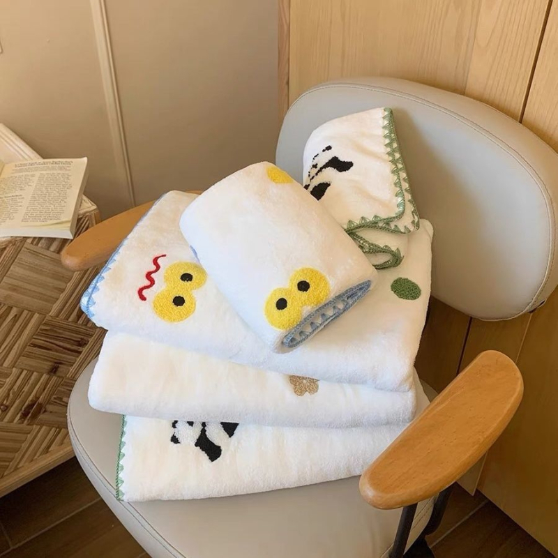 Set od dva ručnika za kupanje od mikrovlakana, upijajući, brzo se sušeći, bez dlačica, 300–400 g, s rubom zašivenim.