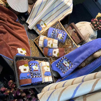 Set ručnika od koralnog fleksa s šivanim medvjedićem – mekan, ne ispada vlakna; uključuje ručnik za kupanje i ručnik za lice; 150D pređa; težina 100–120 g