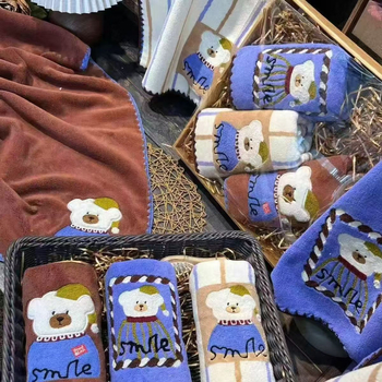 Set ručnika od koralnog fleksa s šivanim medvjedićem – mekan, ne ispada vlakna; uključuje ručnik za kupanje i ručnik za lice; 150D pređa; težina 100–120 g