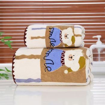 Set ručnika od koralnog fleksa s šivanim medvjedićem – mekan, ne ispada vlakna; uključuje ručnik za kupanje i ručnik za lice; 150D pređa; težina 100–120 g