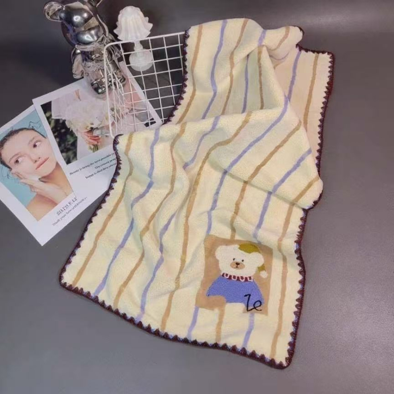 Set ručnika od koralnog fleksa s šivanim medvjedićem – mekan, ne ispada vlakna; uključuje ručnik za kupanje i ručnik za lice; 150D pređa; težina 100–120 g