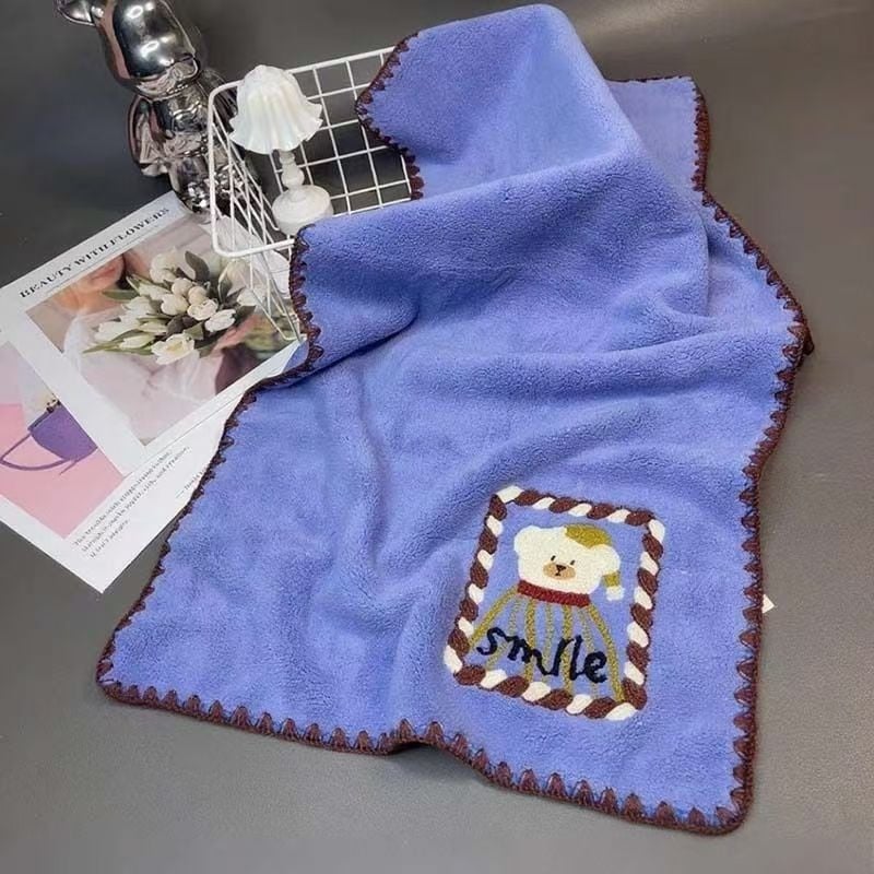 Set ručnika od koralnog fleksa s šivanim medvjedićem – mekan, ne ispada vlakna; uključuje ručnik za kupanje i ručnik za lice; 150D pređa; težina 100–120 g