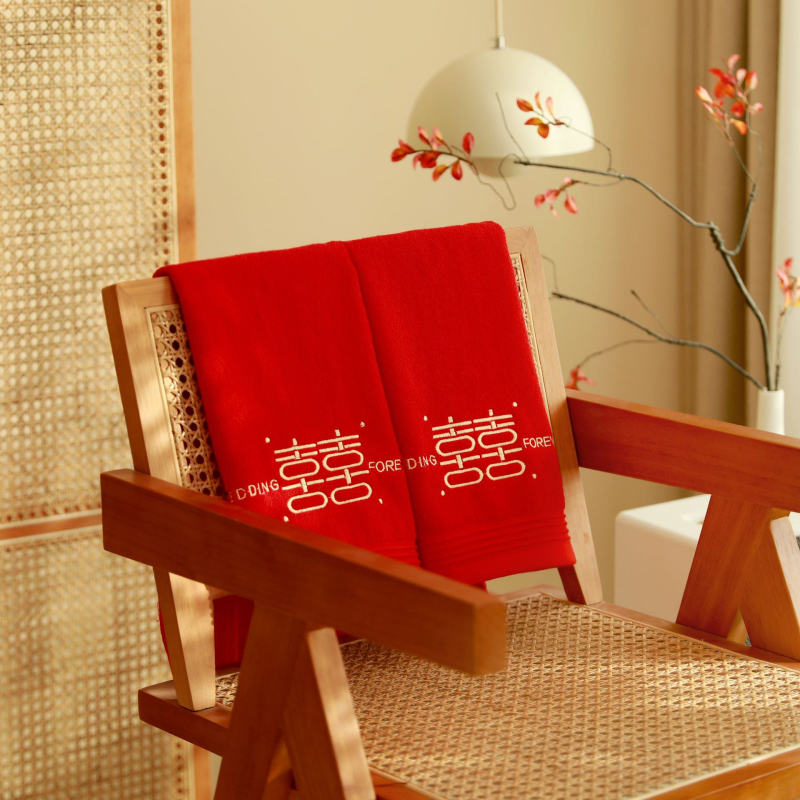 Комплект хавлии от чист памук в подаръчна кутия, 600 g, логото отпечатано, бродерия и проста тъкан