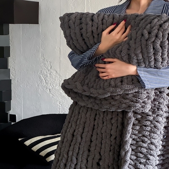 Šiaurietiško stiliaus mezgta pusvelūrio pledas, vientisas raštas, poliesteris, 1,5–2 kg, visoms sezonoms