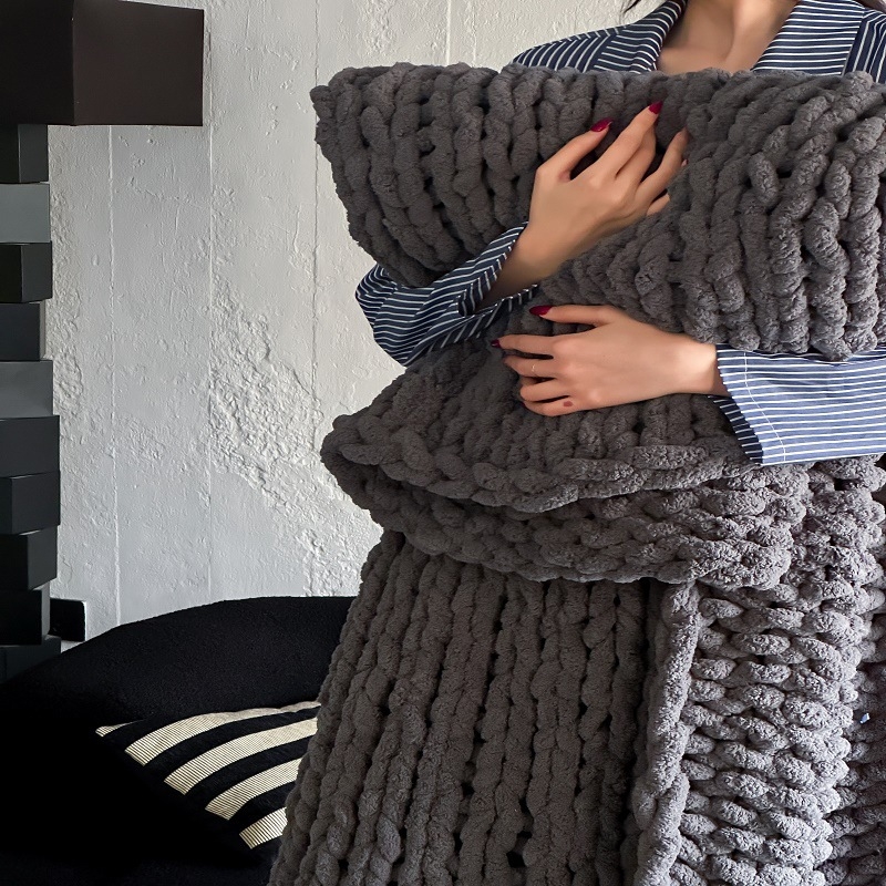 Šiaurietiško stiliaus mezgta pusvelūrio pledas, vientisas raštas, poliesteris, 1,5–2 kg, visoms sezonoms