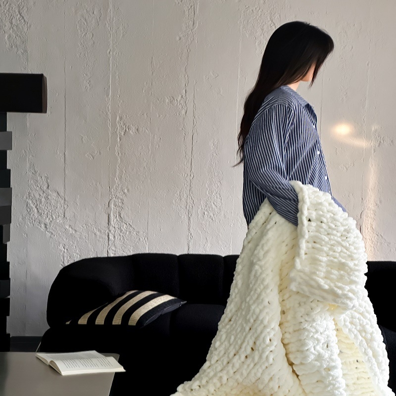 Šiaurietiško stiliaus mezgta pusvelūrio pledas, vientisas raštas, poliesteris, 1,5–2 kg, visoms sezonoms