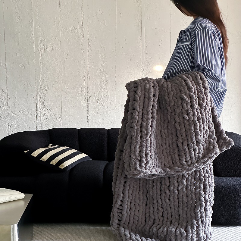 Šiaurietiško stiliaus mezgta pusvelūrio pledas, vientisas raštas, poliesteris, 1,5–2 kg, visoms sezonoms