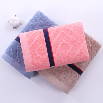 Pamukani kupaonski ručnik s jacquard uzorkom, sprijed 32 niti, straga 14 niti, oko 150 g