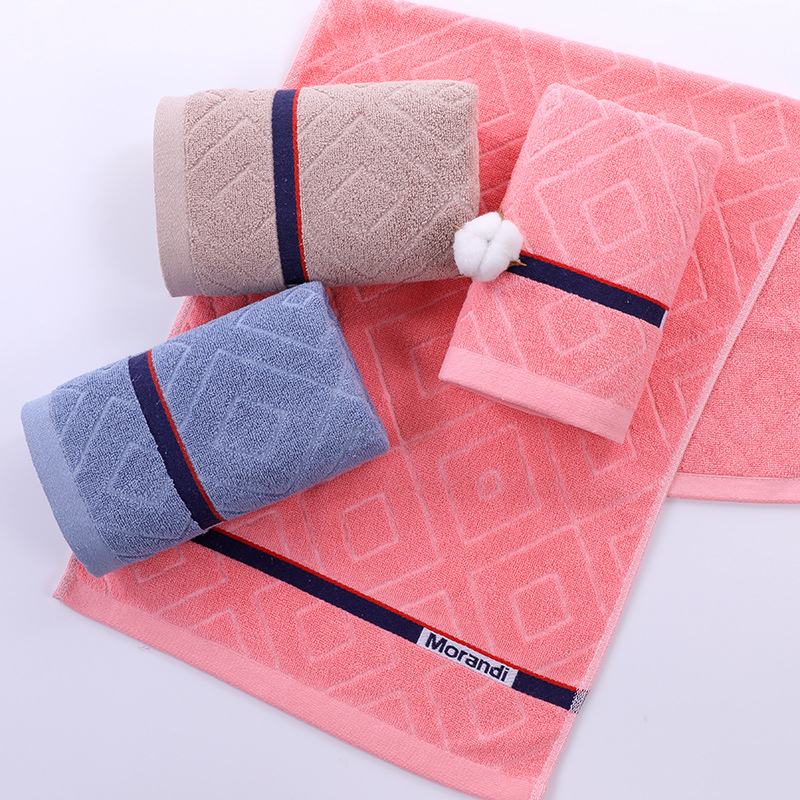 Pamukani kupaonski ručnik s jacquard uzorkom, sprijed 32 niti, straga 14 niti, oko 150 g