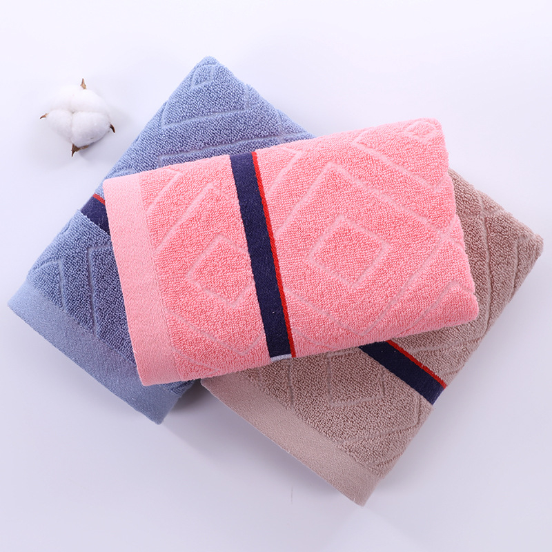 Pamukani kupaonski ručnik s jacquard uzorkom, sprijed 32 niti, straga 14 niti, oko 150 g