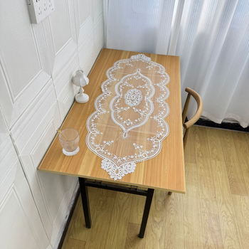 Csipkés hímzett asztali futó, üreges mintázattal; poliészter 95% / 5% egyéb rostok; testreszabható feldolgozás; ideális nappaliba, hálószobába, dolgozószobába, étterembe, gyerekszobába, kereskedelmi terek