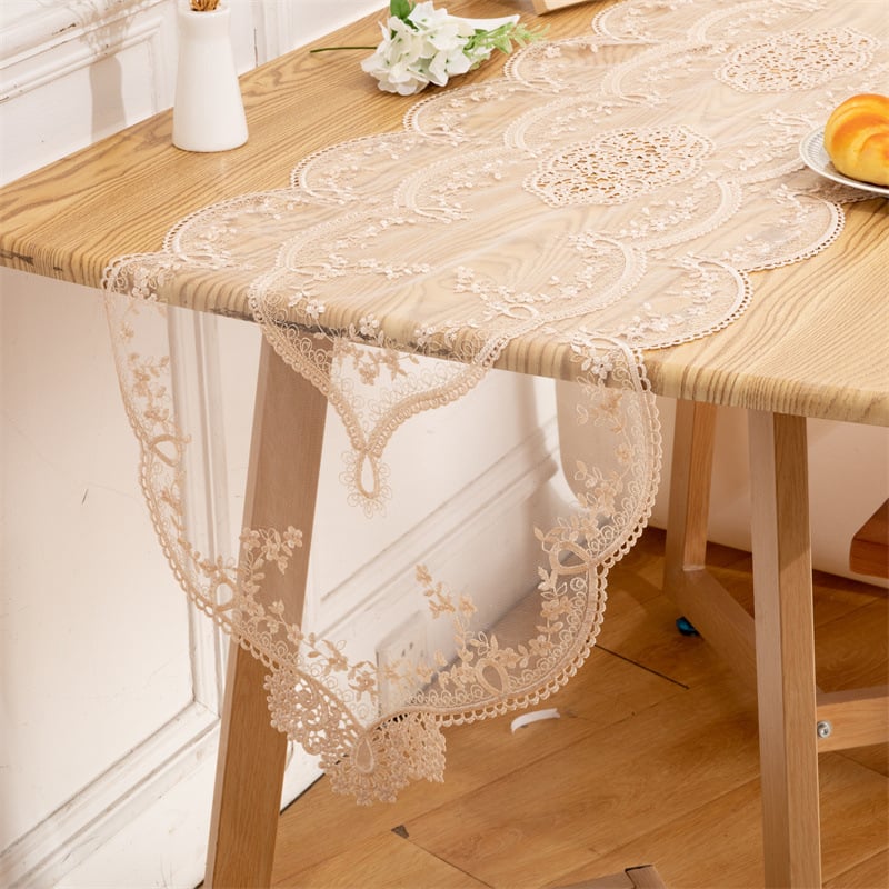 Csipkés hímzett asztali futó, üreges mintázattal; poliészter 95% / 5% egyéb rostok; testreszabható feldolgozás; ideális nappaliba, hálószobába, dolgozószobába, étterembe, gyerekszobába, kereskedelmi terek