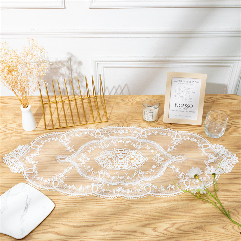 Csipkés hímzett asztali futó, üreges mintázattal; poliészter 95% / 5% egyéb rostok; testreszabható feldolgozás; ideális nappaliba, hálószobába, dolgozószobába, étterembe, gyerekszobába, kereskedelmi terek