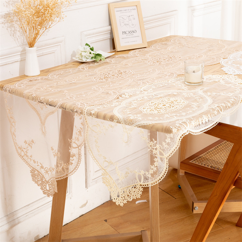 Csipkés hímzett asztali futó, üreges mintázattal; poliészter 95% / 5% egyéb rostok; testreszabható feldolgozás; ideális nappaliba, hálószobába, dolgozószobába, étterembe, gyerekszobába, kereskedelmi terek