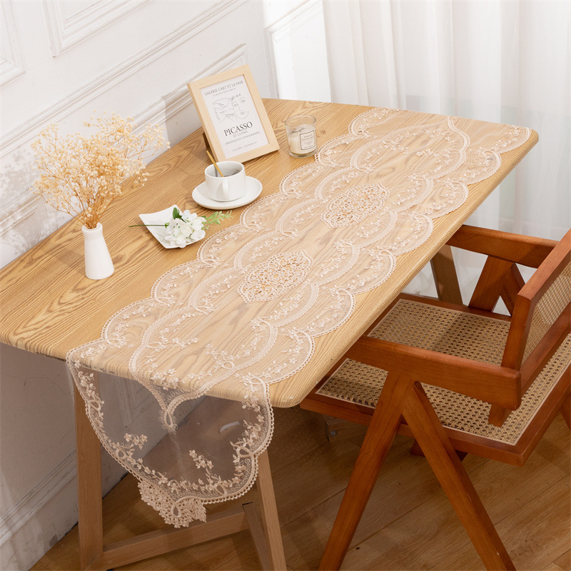 Csipkés hímzett asztali futó, üreges mintázattal; poliészter 95% / 5% egyéb rostok; testreszabható feldolgozás; ideális nappaliba, hálószobába, dolgozószobába, étterembe, gyerekszobába, kereskedelmi terek