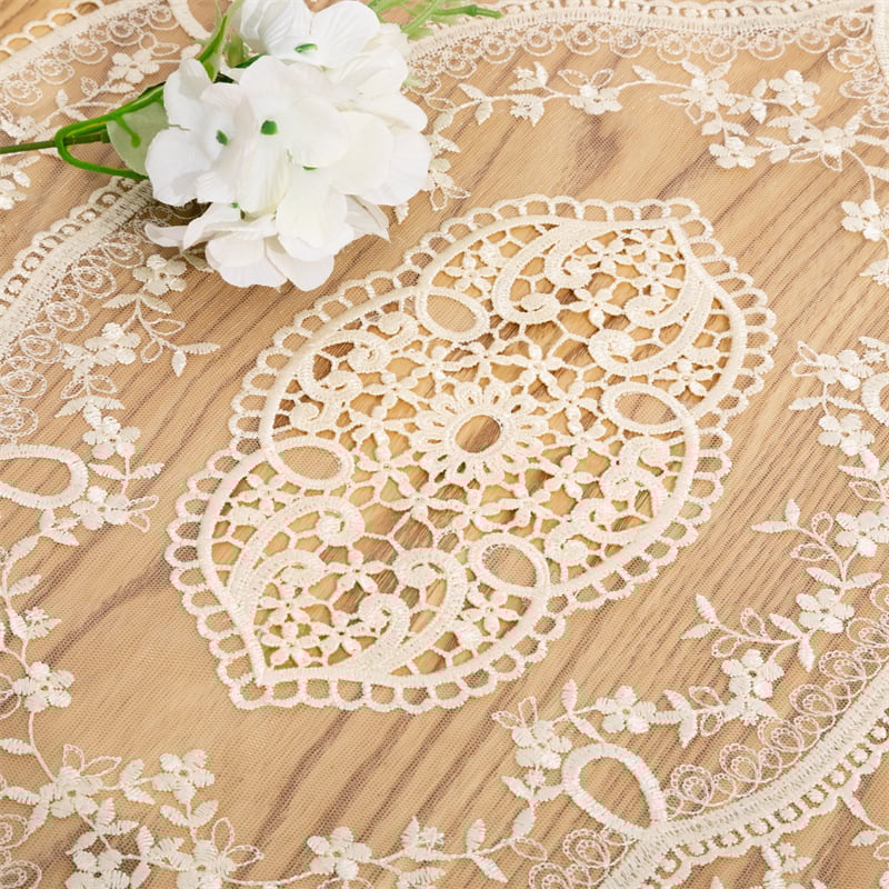 Csipkés hímzett asztali futó, üreges mintázattal; poliészter 95% / 5% egyéb rostok; testreszabható feldolgozás; ideális nappaliba, hálószobába, dolgozószobába, étterembe, gyerekszobába, kereskedelmi terek