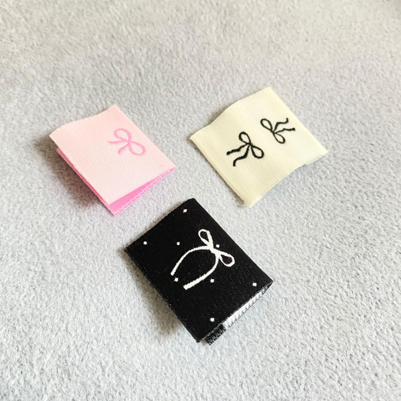 Κεντημένο διακοσμητικό υφασμάτινο ετικέτα, πολυεστέρας και βαμβάκι, Purple Print, μοντέλο 3068, πλένεται, κατάλληλο για πετσέτες, καπέλα, ρούχα και τσάντες.