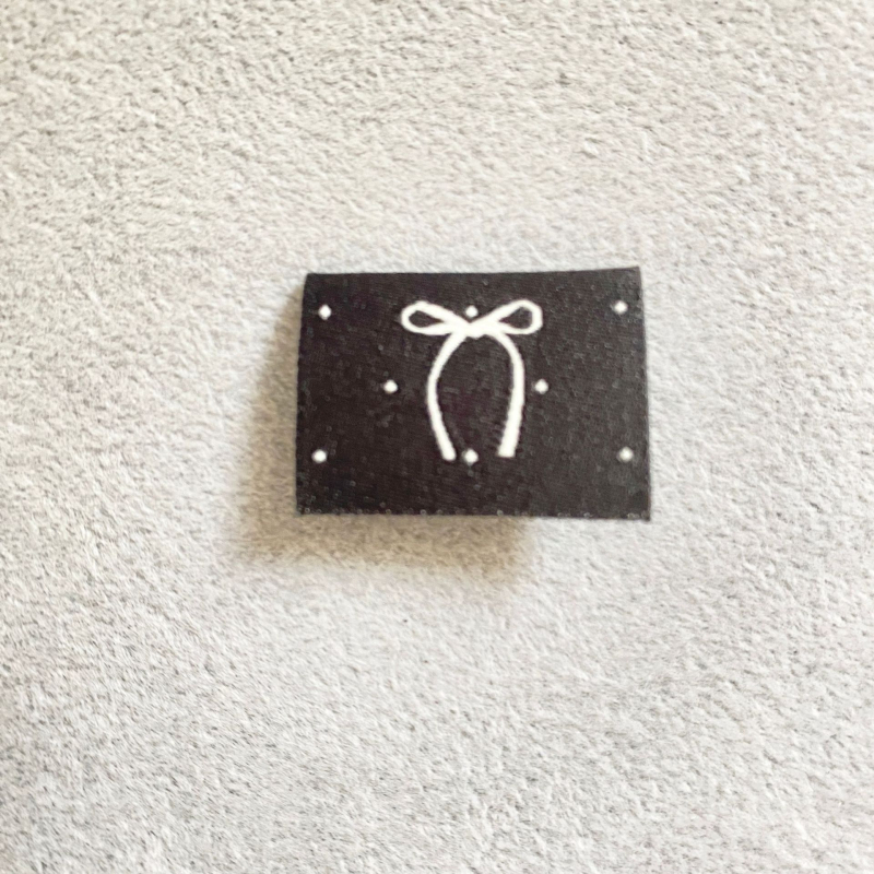 Κεντημένο διακοσμητικό υφασμάτινο ετικέτα, πολυεστέρας και βαμβάκι, Purple Print, μοντέλο 3068, πλένεται, κατάλληλο για πετσέτες, καπέλα, ρούχα και τσάντες.