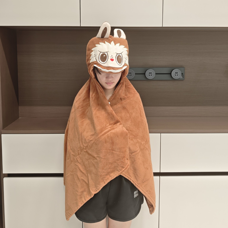 Plišana deka s kapuljom za drijeme, s simpatičnim ušima (Materijal: koralni fleece; Težina: 300–400 g; Pređa: 150D; Proces: vez)