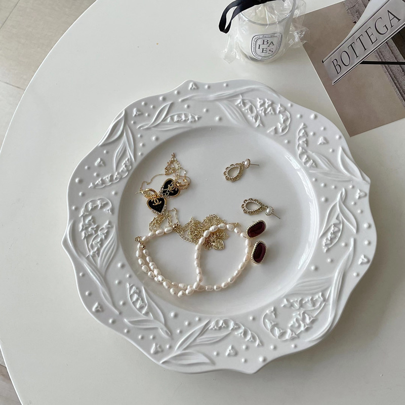 Porcelanski reljefni tanjur Lily-of-the-Valley, cvjetni uzorak, boja ispod glazure, kružnog oblika, pogodna za mikrovalnu