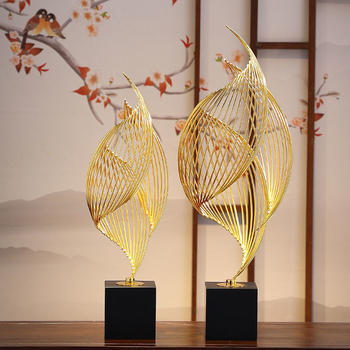 Dzelzs mākslas dekorācija, vienkāršs un mūsdienīgs stils ar pielāgojamu gravējumu, piemērots dzīvojamai istabai, ieejai, televizora skapim, vīna skapim un grāmatu plauktiem.