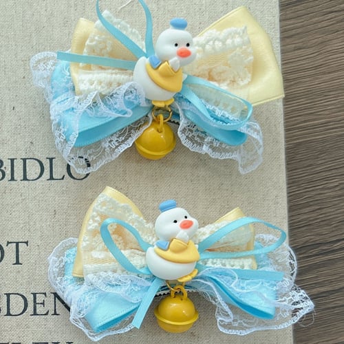 Κλιπ μαλλιών με gradient ουράνιο τόξο και φιόγκο, μονόκερος και καμπανάκι με μικρή κίτρινη πάπιτσα – Χειροποίητο ελατηριωτό κλιπ για γυναίκες, Κορεατικό στυλ (Υλικό: πλαστικό, ανάμικτα υλικά; Στυλ: κορεατικό; Σεζόν: Καλοκαίρι 2025)