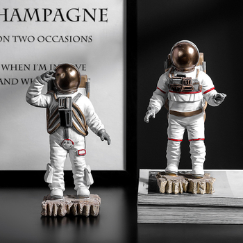 Skulptura od smole — astronaut, ručno oslikana, moderni minimalistički dizajn (Materijal: smola; Izrada: ručno oslikana skulptura; Tema: astronaut)