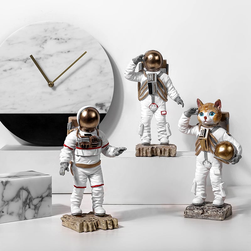 Skulptura od smole — astronaut, ručno oslikana, moderni minimalistički dizajn (Materijal: smola; Izrada: ručno oslikana skulptura; Tema: astronaut)