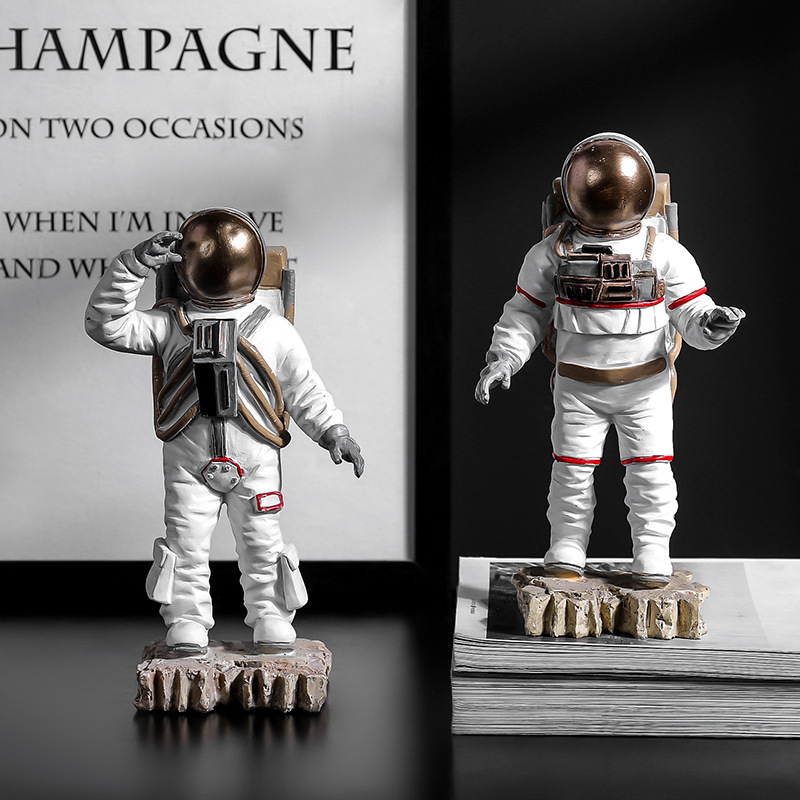 Skulptura od smole — astronaut, ručno oslikana, moderni minimalistički dizajn (Materijal: smola; Izrada: ručno oslikana skulptura; Tema: astronaut)