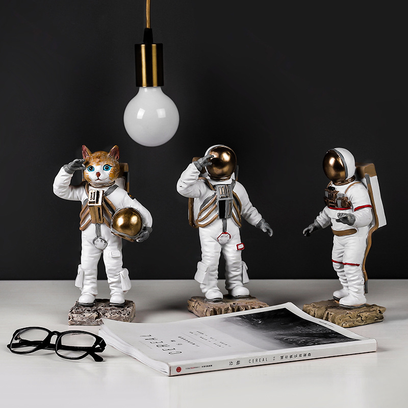 Skulptura od smole — astronaut, ručno oslikana, moderni minimalistički dizajn (Materijal: smola; Izrada: ručno oslikana skulptura; Tema: astronaut)