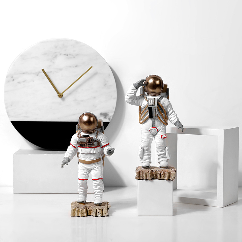 Skulptura od smole — astronaut, ručno oslikana, moderni minimalistički dizajn (Materijal: smola; Izrada: ručno oslikana skulptura; Tema: astronaut)