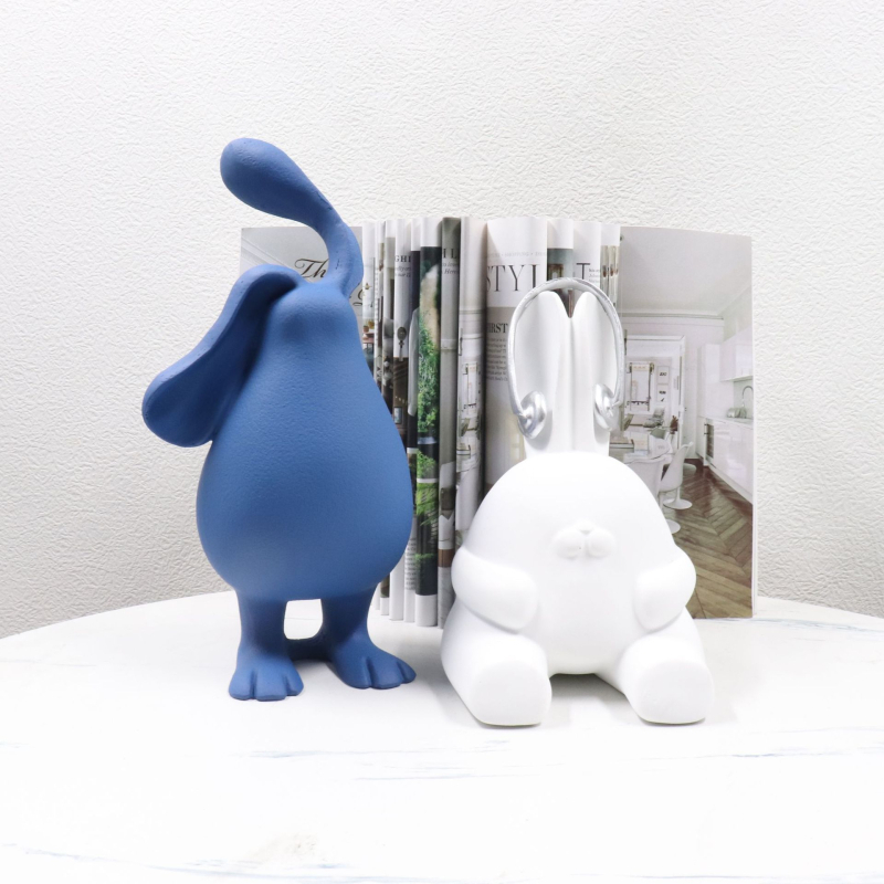 Figurină de iepure din rășină cu urechi lungi – stil modern minimalist, sculptură vopsită, personalizabilă