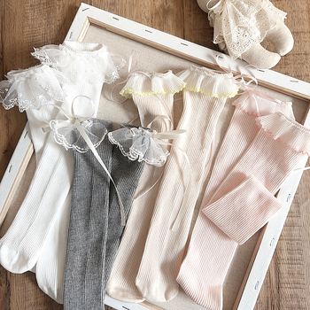 Lastel keskmise pikkusega sokid, käsitöö, pitsiline ääris ja lint, printsess-stiil, kangas, geomeetriline muster, kevad 2025